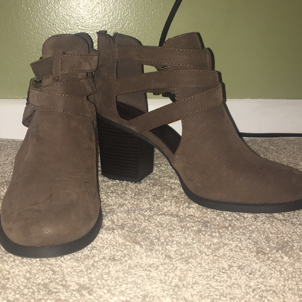 Booties with heel, zipper on back - Picture 1 of 3